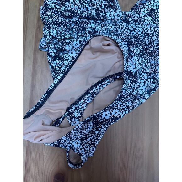 J Crew Floral One Piece Swim Suit Women 4 Blue Ruffle Beach Travel Resort Trip - Picture 10 of 10